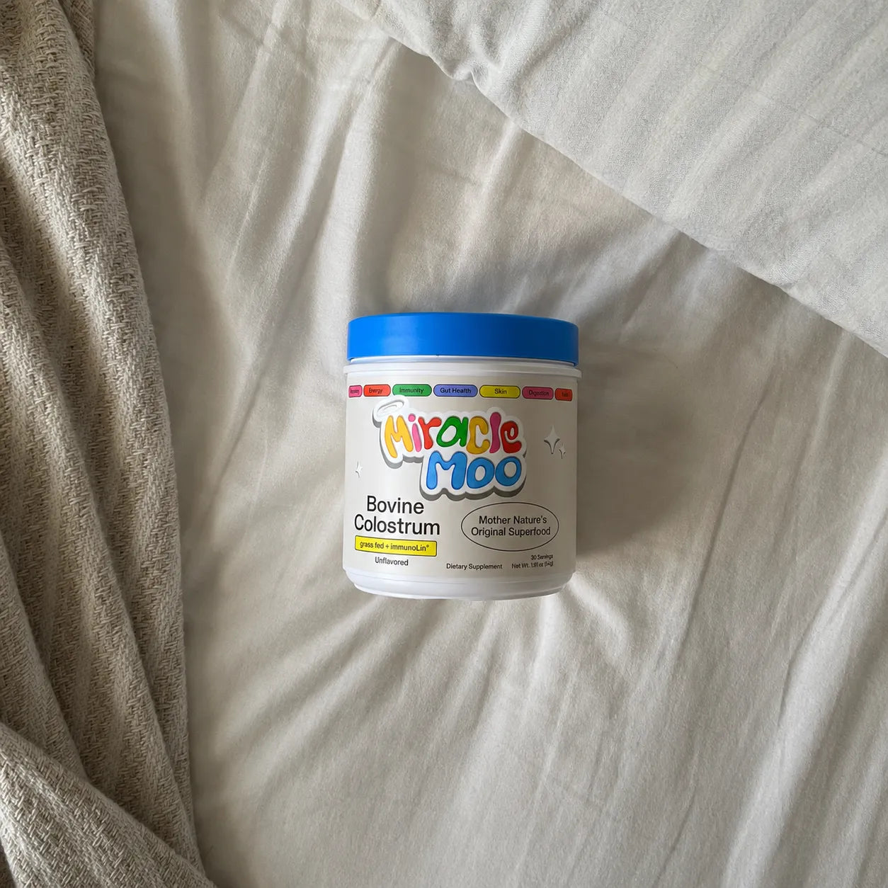 Miracle Moo sobre una cama