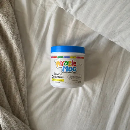 Miracle Moo sobre una cama
